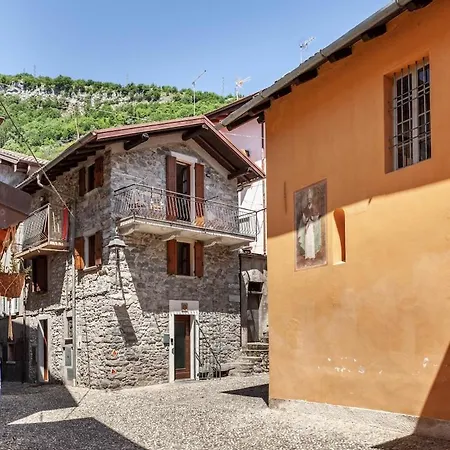 Typical Stone House With Balcony * 欧苏西奥
