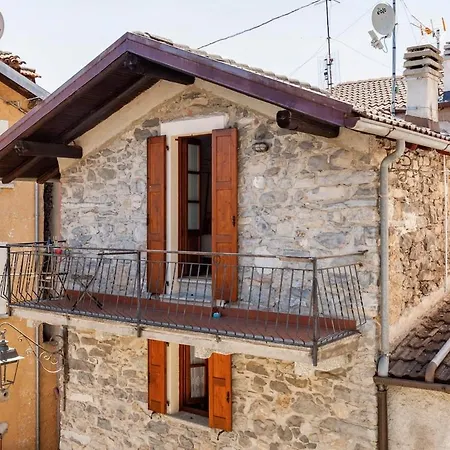 Typical Stone House With Balcony 度假居 *