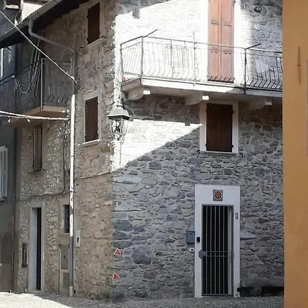 Typical Stone House With Balcony 欧苏西奥