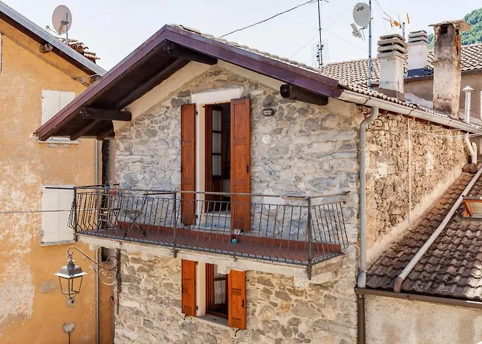Typical Stone House With Balcony 度假居 *