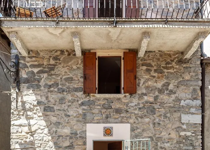 Typical Stone House With Balcony * 欧苏西奥