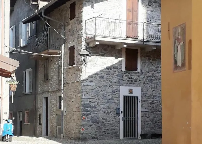 Typical Stone House With Balcony 欧苏西奥